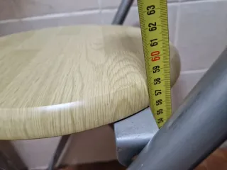 Mesa alta con 2 taburetes