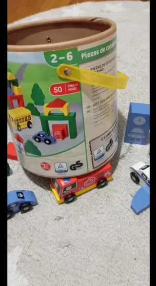 Cubo con 50 piezas de madera juguete