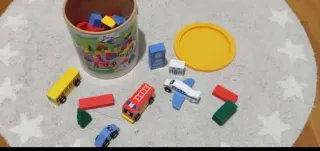 Cubo con 50 piezas de madera juguete