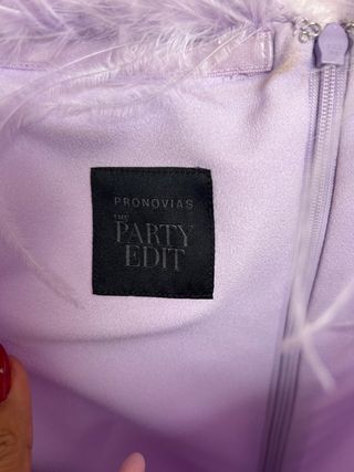 Vestido invitada con plumas morado