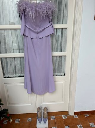 Vestido invitada con plumas morado