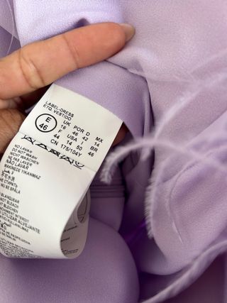 Vestido invitada con plumas morado