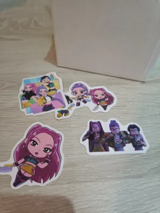 Taza escolar Huntrix con lápiz,bolígrafo, block