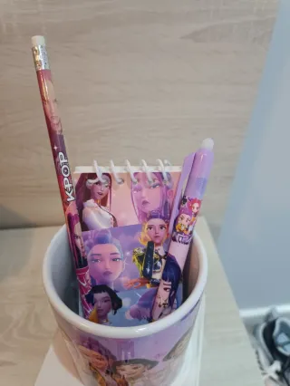 Taza escolar Huntrix con lápiz,bolígrafo, block