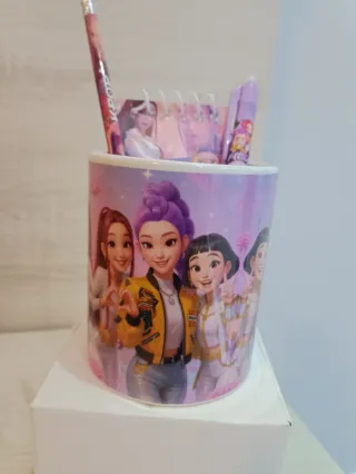 Taza escolar Huntrix con lápiz,bolígrafo, block