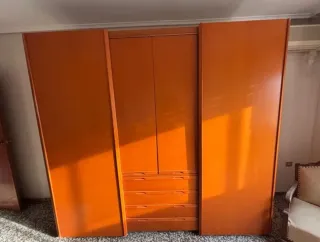 Armario grande madera anaranjada