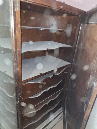 Mueble antiguo de madera