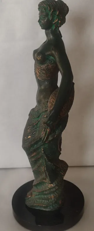 Escultura de bronce mujer con jarras