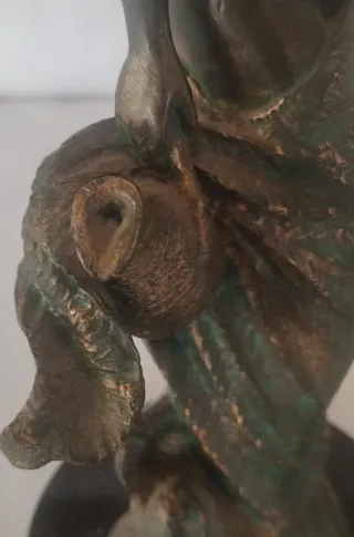 Escultura de bronce mujer con jarras