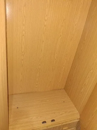 Armario de mimbre con espejos