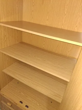 Armario de mimbre con espejos