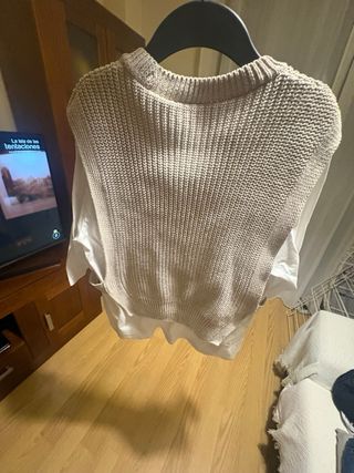 Chaleco de punto Zara con camiseta blanca