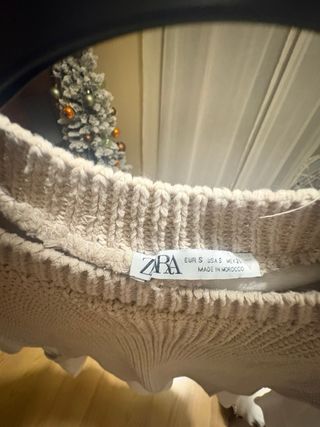 Chaleco de punto Zara con camiseta blanca