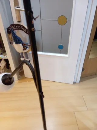 Lámpara de pie blanca y negra