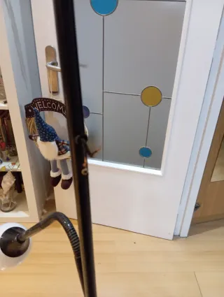 Lámpara de pie blanca y negra