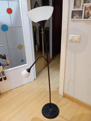 Lámpara de pie blanca y negra