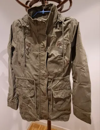 Parka Kelrebec verde caqui con bolsillos