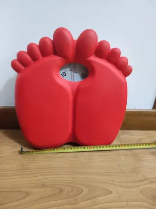 Báscula roja con forma de pies