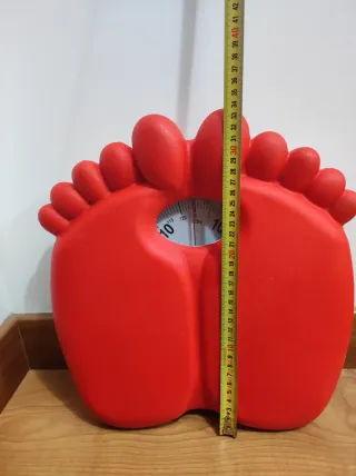 Báscula roja con forma de pies