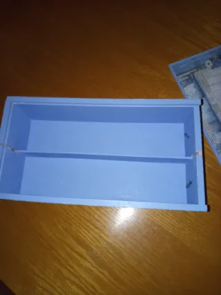 Caja decorada azul y blanca