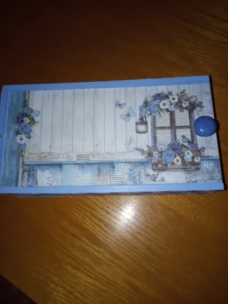 Caja decorada azul y blanca