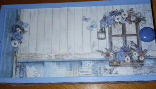 Caja decorada azul y blanca