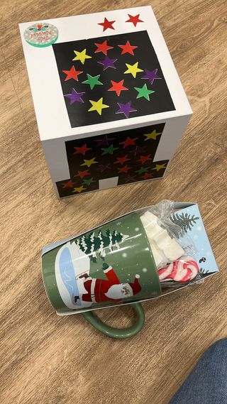 Caja sorpresa navideña con taza