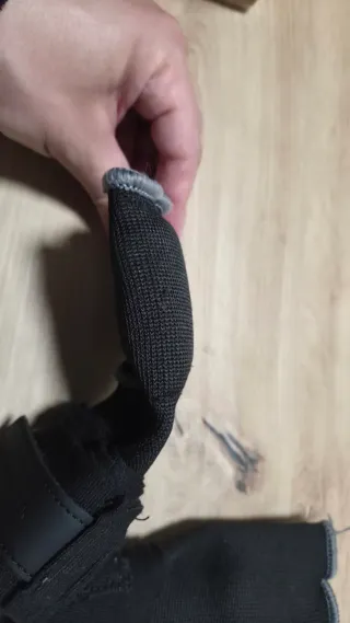 Guantes interiores acolchados negros y grises