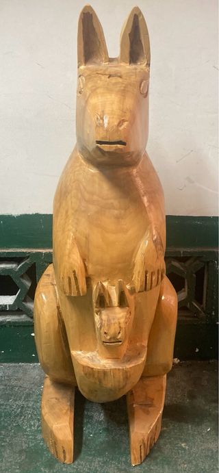 Canguro GIGANTE tallado en madera maciza