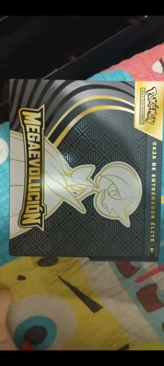 Caja Entrenador Élite Pokémon Megavolución ABIERTA