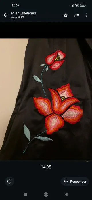 Top seda negro con flores rojas
