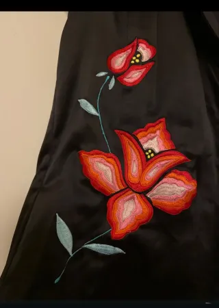 Top seda negro con flores rojas