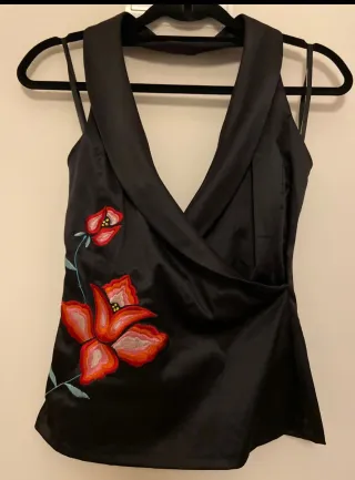 Top seda negro con flores rojas