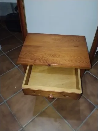 Mesita de noche o esquinero de madera