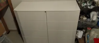 Cómoda lacada en blanco brillante.