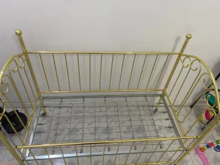 Cuna de metal dorada para bebé