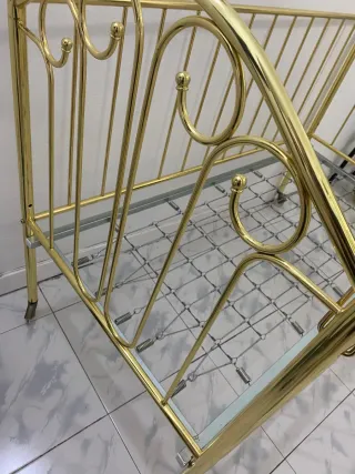 Cuna de metal dorada para bebé