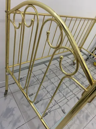 Cuna de metal dorada para bebé