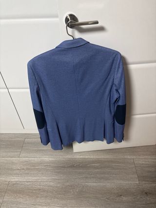 Americana azul con coderas