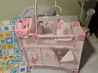 Cuna de juguete rosa con accesorios