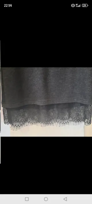 Vestido negro con cuello alto y encaje