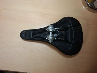 Sillín Bici Negro Waterproof. Con muy poco uso.