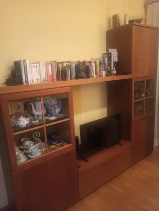 Mueble de comedor de madera y cristal