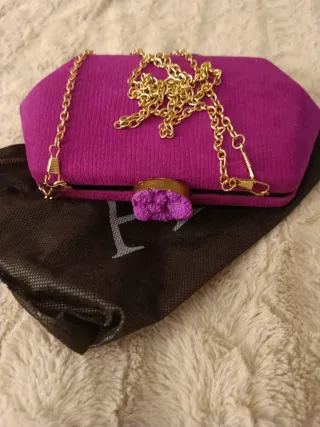 Bolso de mano fucsia con 2 cadenas, corta y larga.