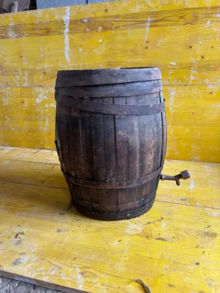 Barril de madera con grifo