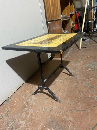 Mesa plegable de metal y madera