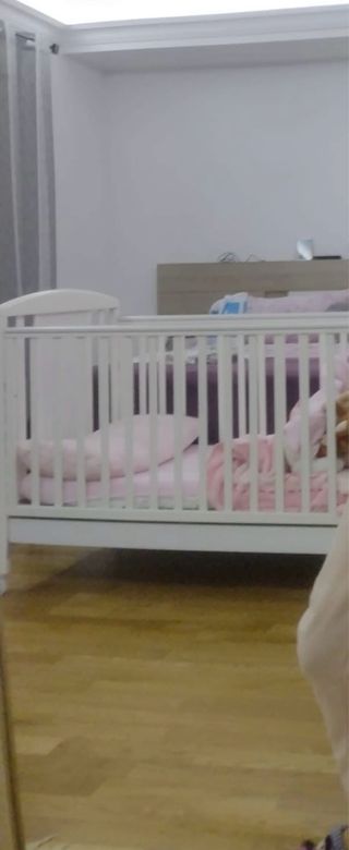 Cuna de madera blanca con cajón y colchón