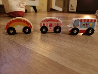 Tren de madera con accesorios