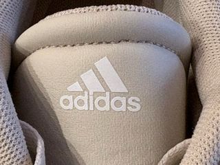 Zapatillas Adidas Beige y Blancas