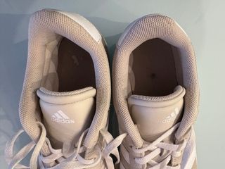Zapatillas Adidas Beige y Blancas